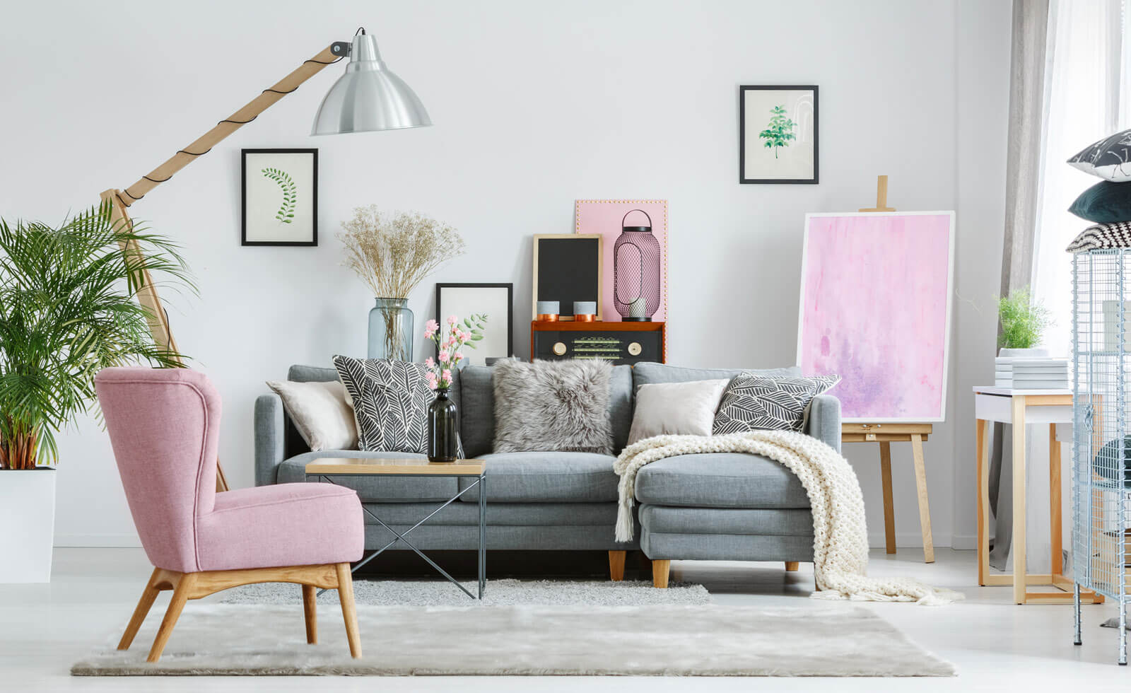 Ambiente de escritório ou ateliê com quadros e objetos de arte